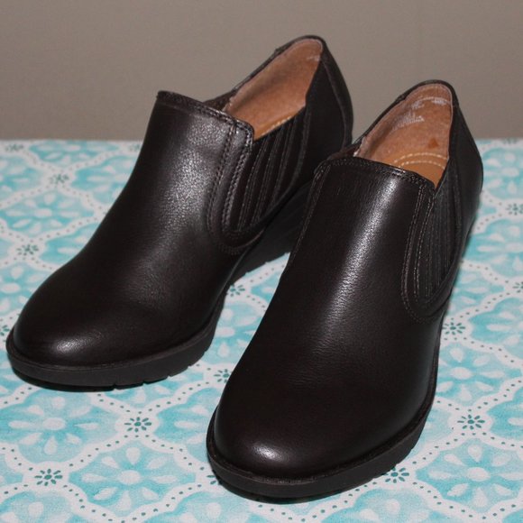 Thom McAn Shoes - New In Box Thom McAn Brown Leather Booties Ladies Size 9M